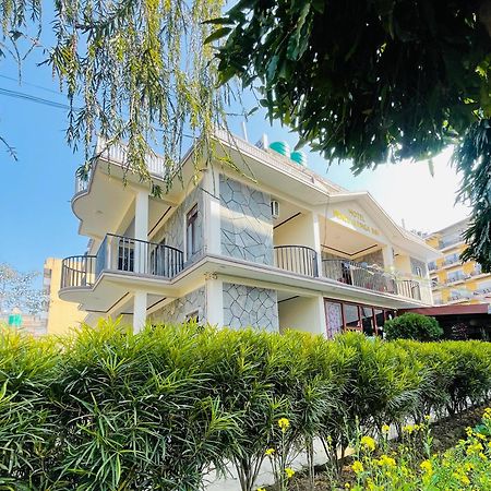 Hotel Peace Ganga Inn Покхара Экстерьер фото