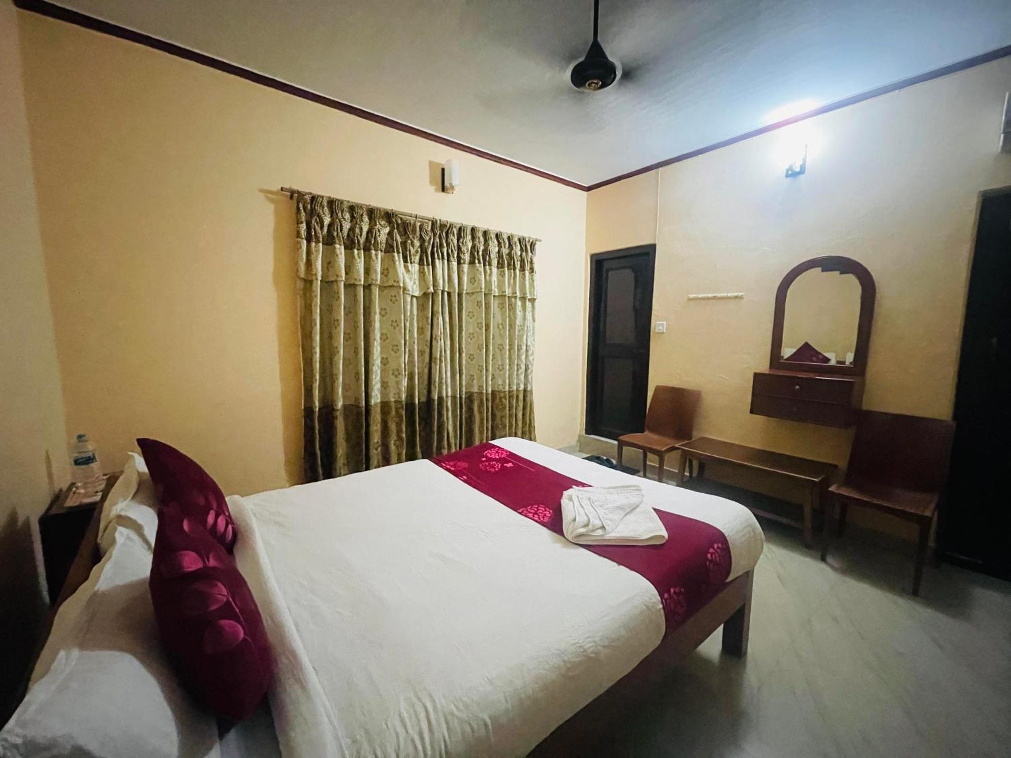 Hotel Peace Ganga Inn Покхара Экстерьер фото